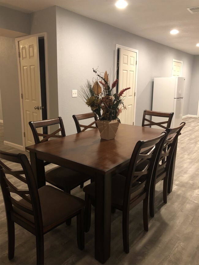 Building Photo - 5423 E 27th St