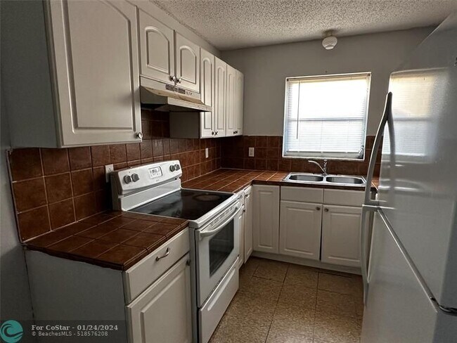 Foto del edificio - 3953 Gardenia Ave
