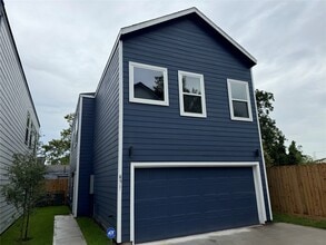 Building Photo - 851 S Victory Dr