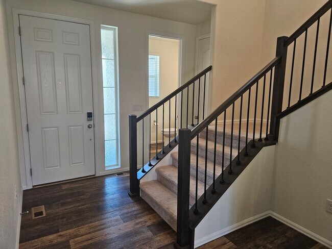 Foto del edificio - 3 Bed 2.5 Bath Home In Commerce City