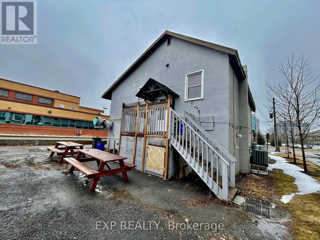Photo du bâtiment - 704 Brookfield Rd