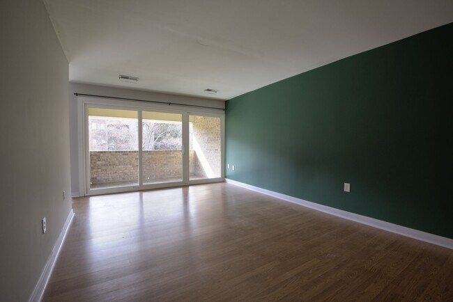 Building Photo - Spacious 3 BR/2 BA Top Floor Condo in Gait...