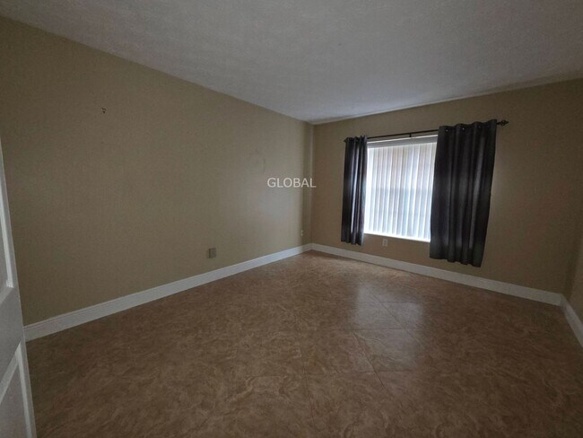 Foto del edificio - Lakefront First-Floor Condo in Camelot by ...