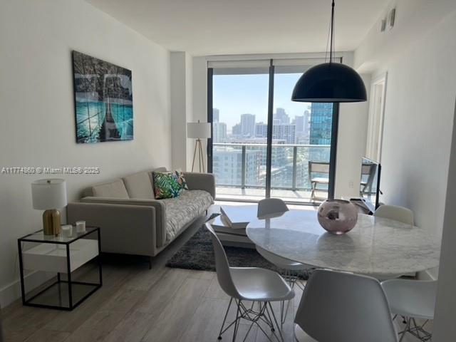Foto del edificio - 121 NE 34th St