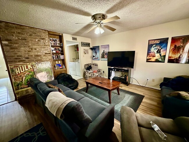 Foto del edificio - 2 Story Condo Just a Few Steps From Campus!