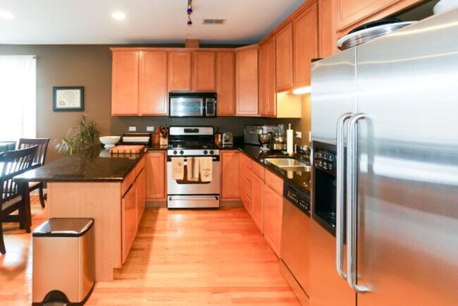 Foto del edificio - 3655 N Southport Ave