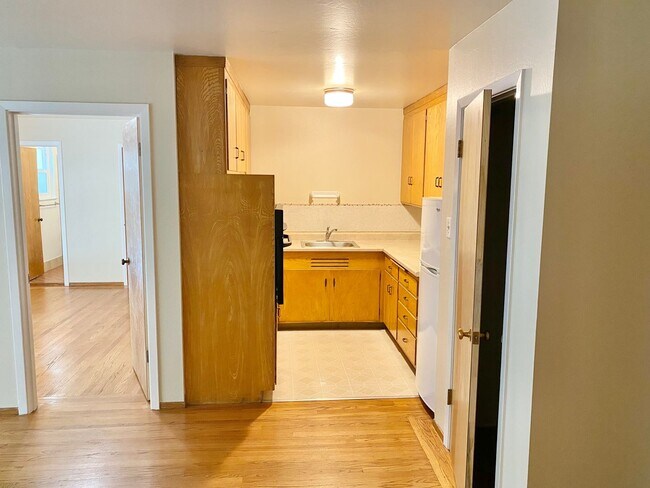 Foto del edificio - Spacious and Bright 1BR/1BA Unit in the Mi...