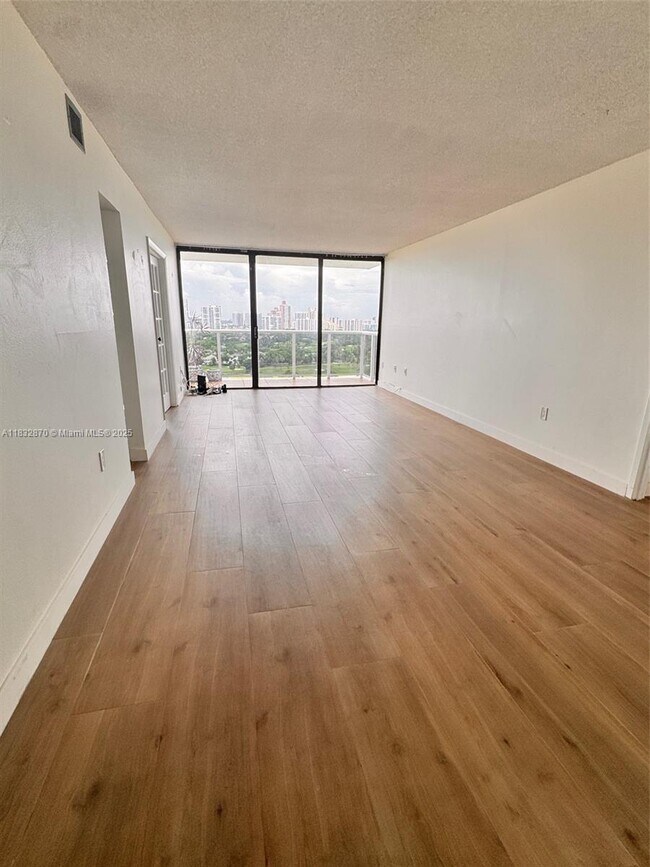 Foto del edificio - 3625 N Country Club Dr