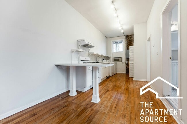 Building Photo - 1349 N Wells St