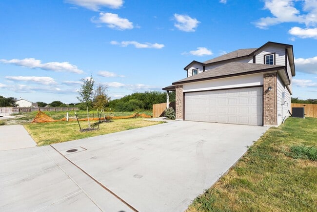 Building Photo - Charming Home Awaits: Spacious & Modern Li...