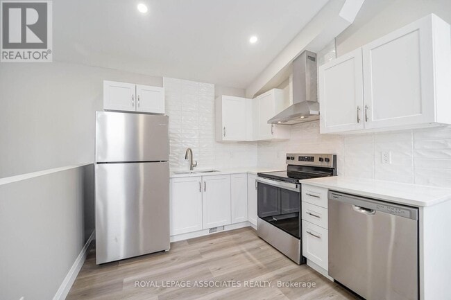 Building Photo - 35 St George St