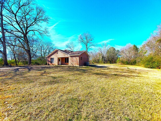 Foto del edificio - Welcome to this charming 2 bedroom, 2 bathroom home in Henderson, Texas!