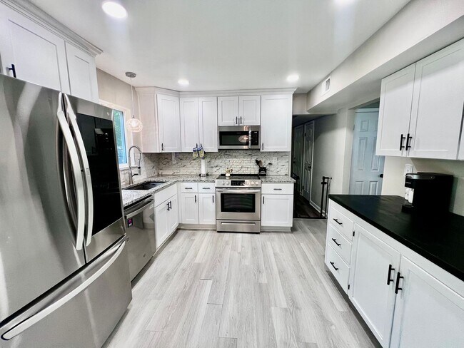 Foto del edificio - Come see this FULLY renovated two-story tr...