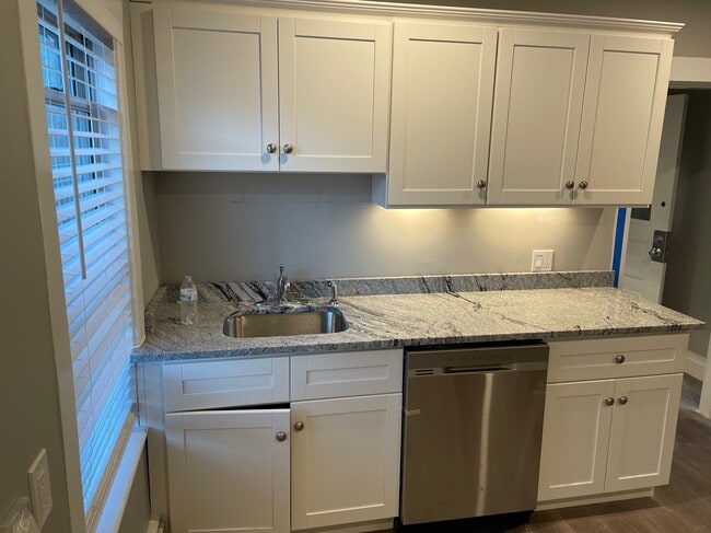 Building Photo - 11 Lewis Ave