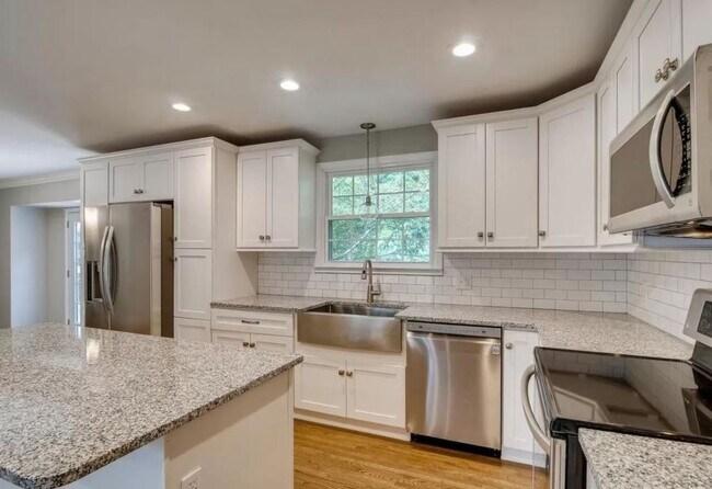 Building Photo - 608 Huntington Ridge Dr