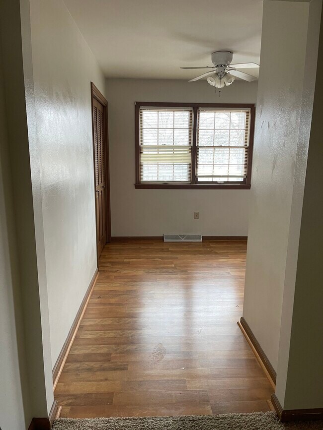 Kitchen Entry - 916 S Fairview Rd