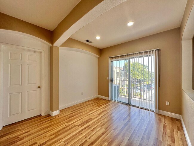 Foto del edificio - Beautiful Remodeled Townhome in Eastlake w...