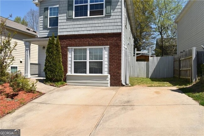 Building Photo - 315 Village Chase