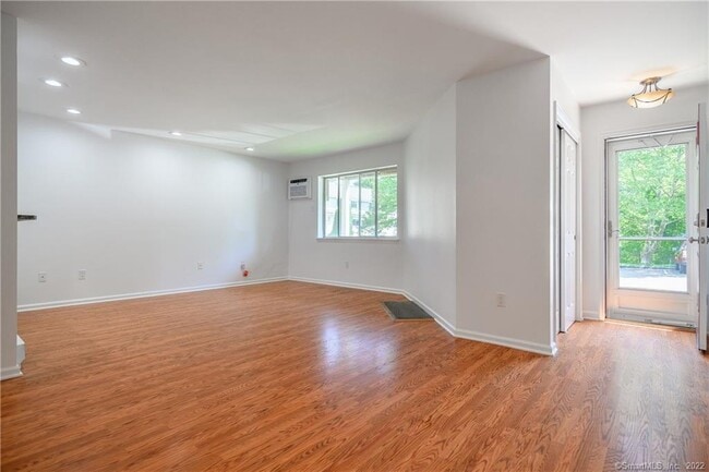 Building Photo - 123 Willow Springs