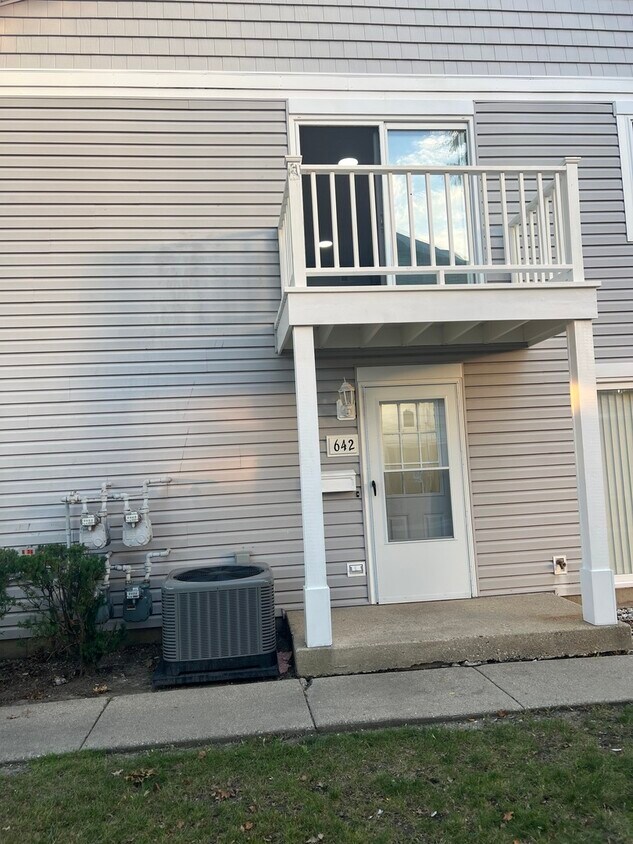 642 Gray Ct Unit 0, Wheeling, IL 60090 Condo for Rent in Wheeling, IL
