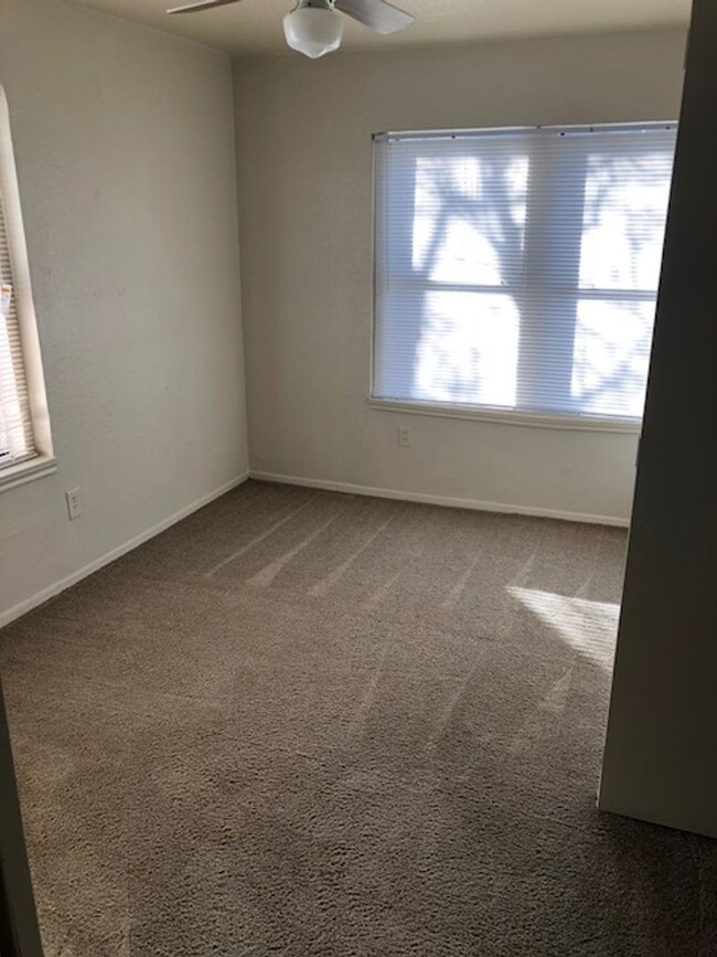 Building Photo - COZY 2 BEDROOM 1 BATHROOM HOUSE