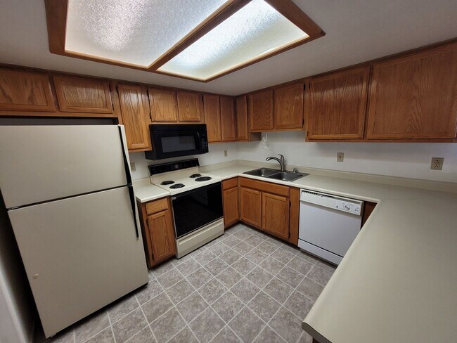 Building Photo - Upstairs 2bed condo Spring Mountain and Ft...