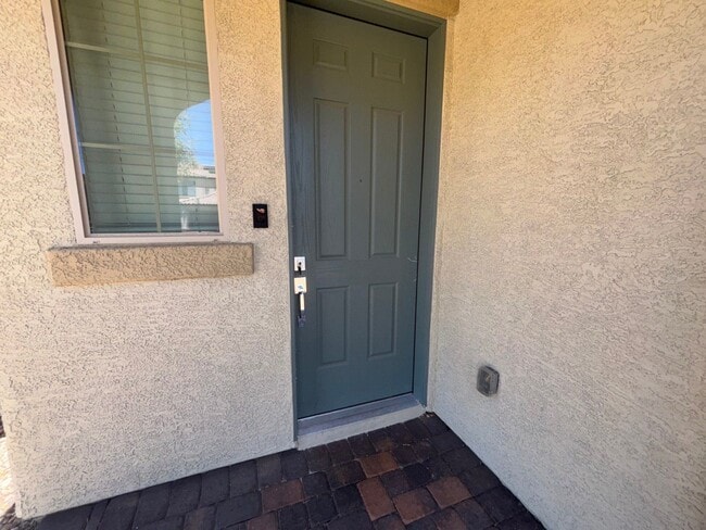 Building Photo - Charming 3-Bedroom Home with Spacious Back...