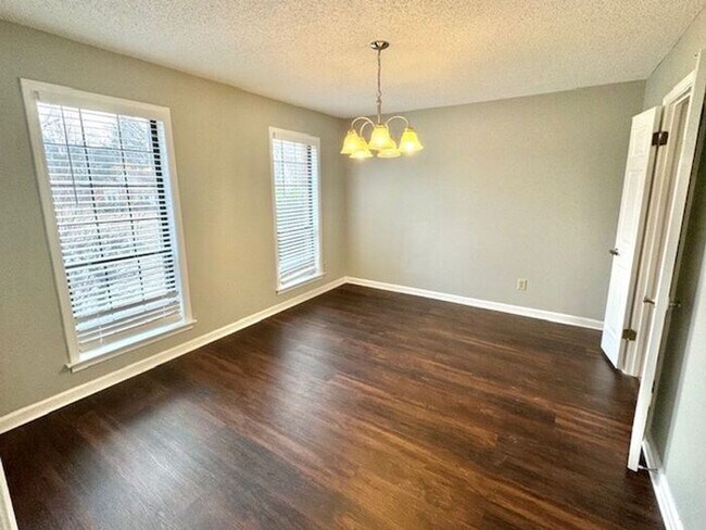 Foto del edificio - Spacious 3 Bedroom 2 Bath Available Now!