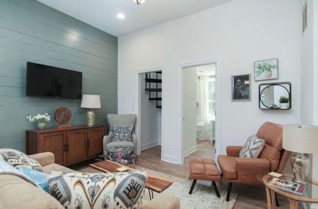 Foto del edificio - 452 Riverland Dr