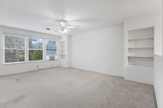 Building Photo - Charming Home Awaits: Spacious & in a Prim...