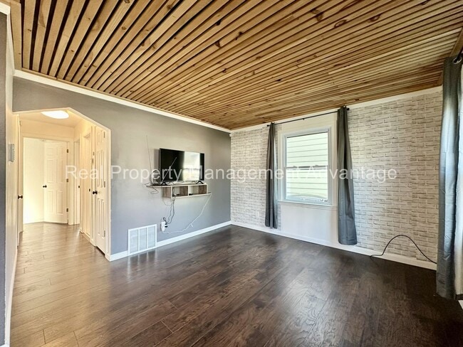 Building Photo - Beautifully Updated 3 Bedroom Bungalow Min...