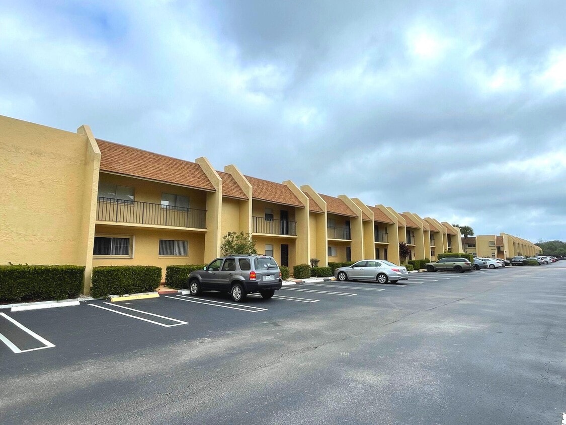 2805 SW 22nd Ave Unit 2070, Delray Beach, FL 33445 Condo for Rent in