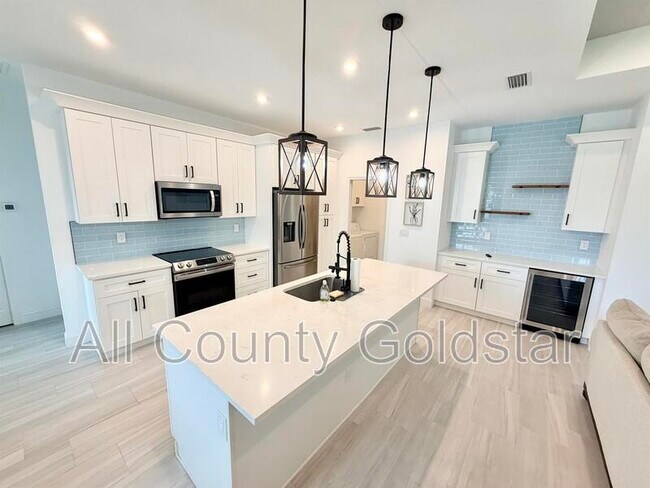 Foto del edificio - 6049 Higgins Ln