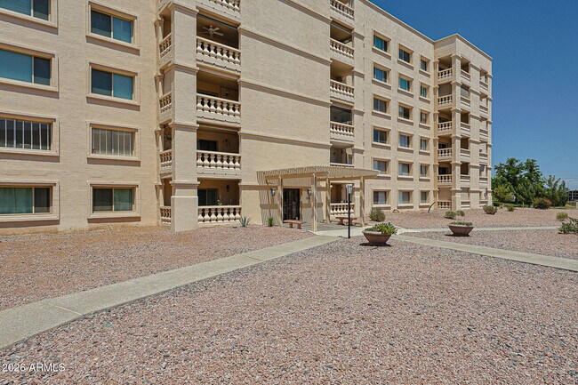 Foto del edificio - 7920 E Camelback Rd