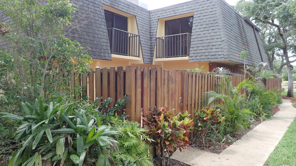Building Photo - 3828 Saxon Dr