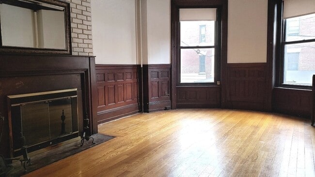 Building Photo - 924 Beacon St