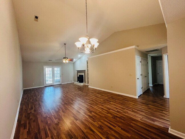 Building Photo - Impeccable spacious 3 bedroom 2 bath main ...