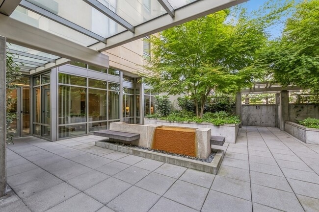 Building Photo - 900 Lenora St