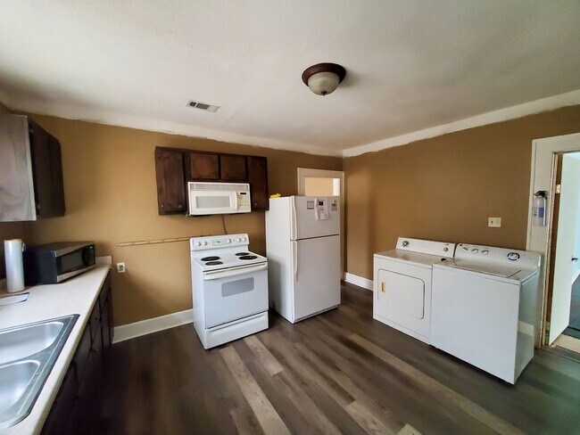 Foto del edificio - 2120 DeLesseps Ave