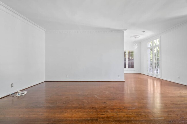 Building Photo - 2205 N Beachwood Dr