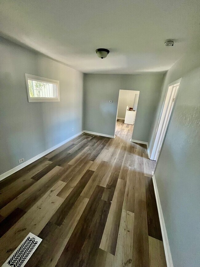 Foto del edificio - 3BR/1BA with HUGE Backyard, LVT Wood Floor...