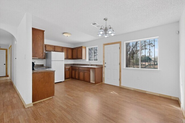 Foto del edificio - Rural South Valley 4 Bedroom  1.75 Bath 1256/sf