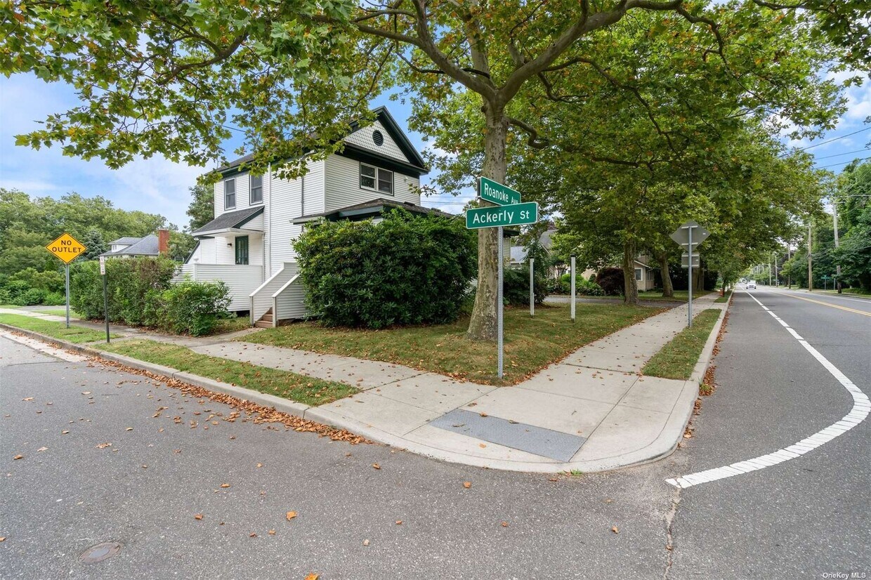 Primary Photo - 1228 Roanoke Ave