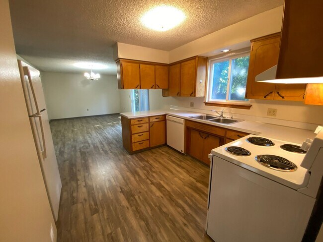 Foto del edificio - Spacious 3 Bedroom 1.5 Bath Duplex