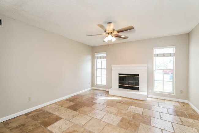 Building Photo - 653 Staffordshire Dr E