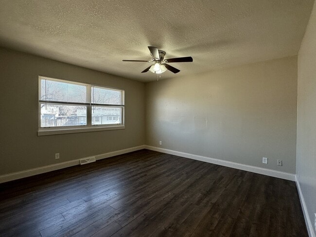 Building Photo - 2461 S St Clair Villa Oaks