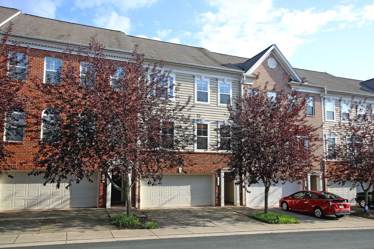 Primary Photo - Spacious Glenwood Station Townhouse