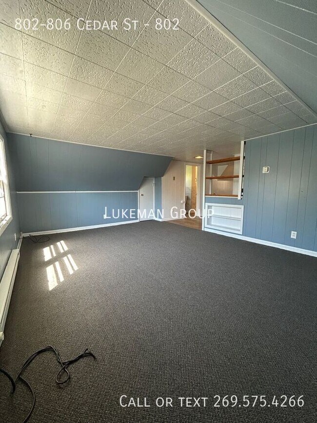 Building Photo - 802-806 Cedar St-802