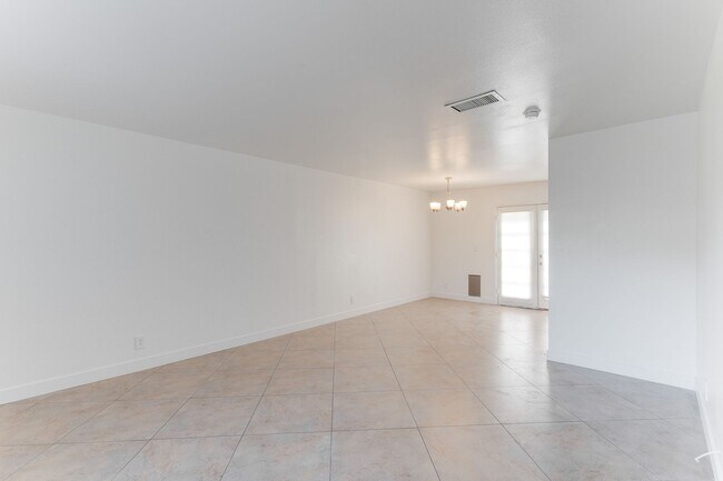 Foto del edificio - SPACIOUS 3BEDROOM TOWNHOUSE IN 89103 * COMING SOON *