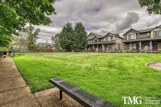 Building Photo - Gorgeous Two Bedroom Townhome in Hillsboro!